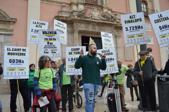 Una marcha pide paralizar las macroplantas de energía renovable y reclama "un modelo diferente"