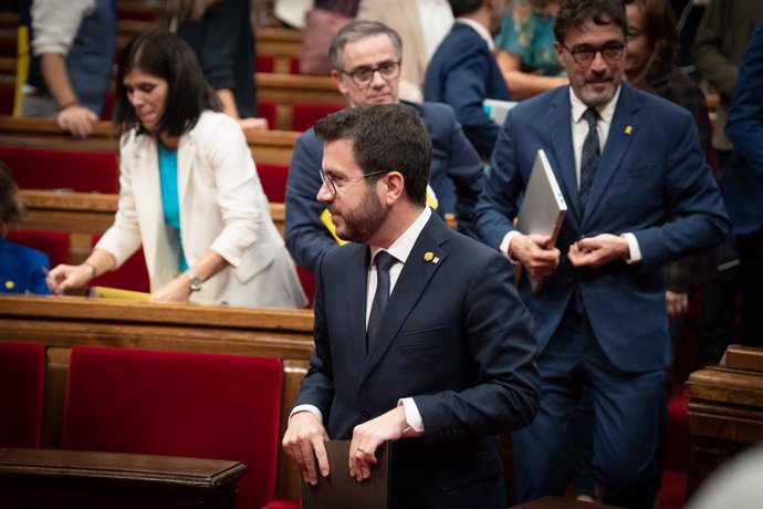 Archivo - Rius darrere d'Aragonès en un ple del Parlament