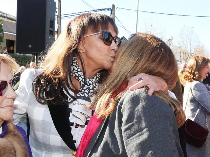 Gabriela Ostos y María Ángeles Grajal en el homenaje a Jaime Ostos a 20 de Enero de 2023 en Écija (España).