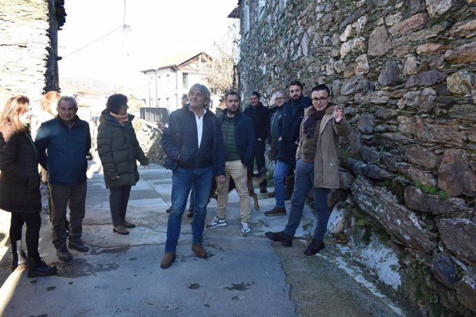 El conselleiro do Medio Rural, José González, visita la aldea modelo de Riós (Ourense).