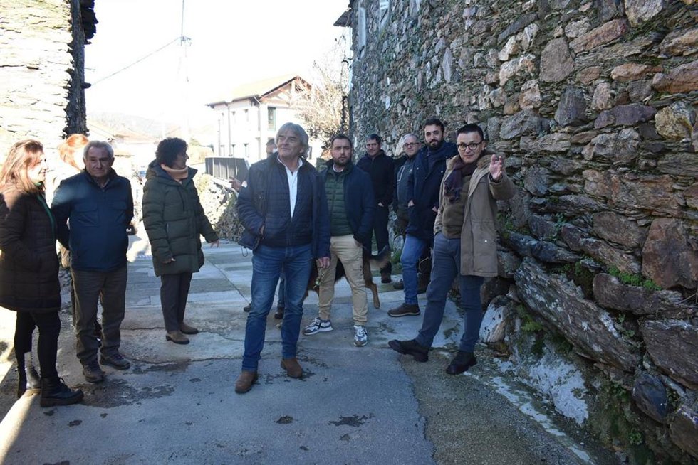 El conselleiro do Medio Rural, José González, visita la aldea modelo de Riós (Ourense).