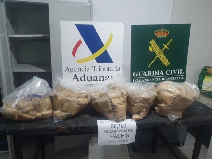 La Guardia Civil ha detenido en el puerto de Melilla a un hombre de 51 años de nacionalidad francesa que transportaba ocultos 56,10 kg de hachís en su vehículo cuando pretendía embarcar en el ferry de Málaga.