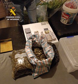 Intervenidos 13 kilos de hachís en un punto de venta de droga al menudeo en un piso de Peligros.