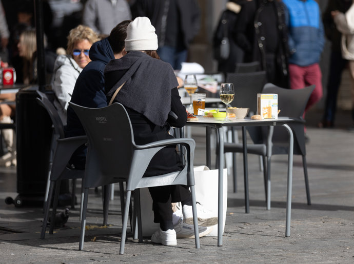 Archivo - Varias personas en la terraza de una bar, a 4 de diciembre de 2023, en Madrid (España). Royal Bliss ha impulsado un estudio que refleja que el 79% de los jóvenes madrileños encuestados prefiere socializar en un bar, una cafetería o un restaura