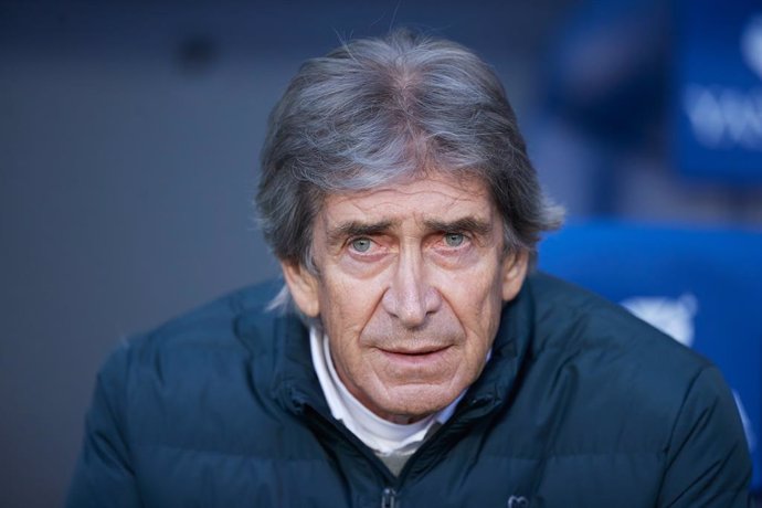 Archivo - Manuel Pellegrini head coach of Real Betis Balompie looks on prior the LaLiga EA Sports match between Real Sociedad and Real Betis Balompie at Reale Arena on December 17, 2023, in San Sebastian, Spain.