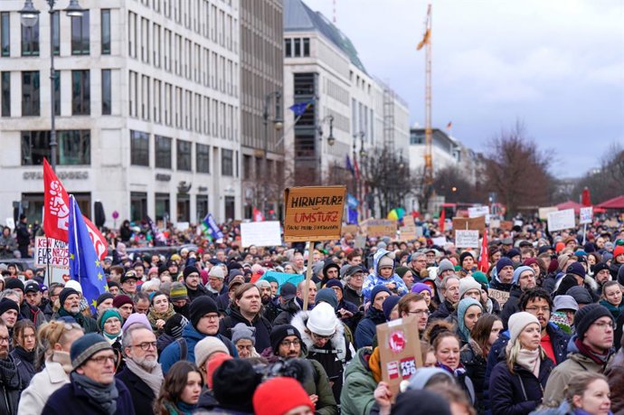 January 14, 2024, Berlin, Berlin, Deutschland: Tausende Menschen protestieren vor dem Brandenburger Tor in Berlin für die Prüfung eines Verbots der in Teilen rechtsextremen Partei Alternative für Deutschland (AfD), nachdem ein Geheimtreffen bekannt wurd