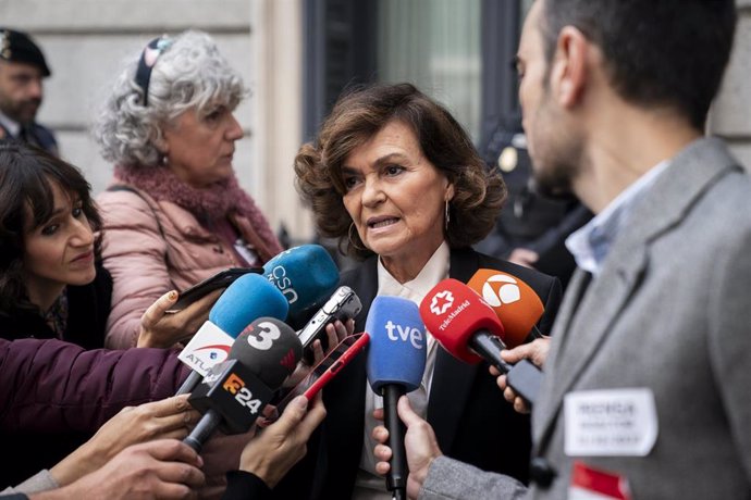 Archivo - La diputada en el Congreso y ex vicepresidenta del Gobierno Carmen Calvo, ofrece declaraciones a su llegada al acto de jura de la Constitución ante las Cortes Generales, en el Congreso de los Diputados, a 31 de octubre de 2023, en Madrid (España