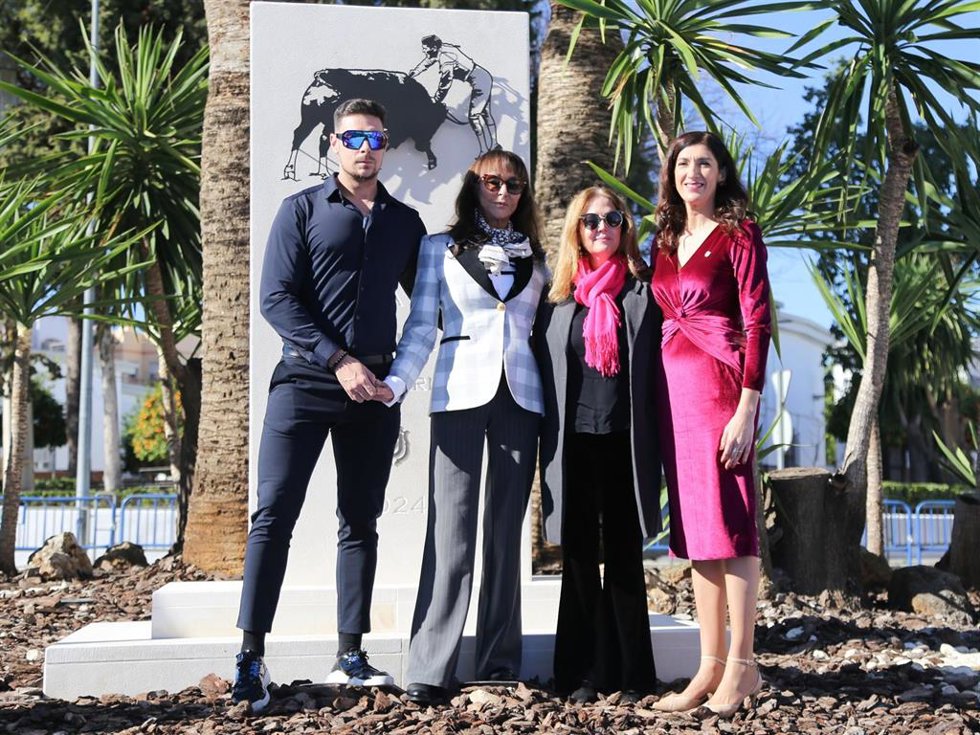 JACOBO OSTOS, MARI ÁNGELES GRAJAL, GABRIELA OSTOS Y LA ALCALDESA DE ÉCIJA EN EL HOMENAJE A JAIME OSTOS