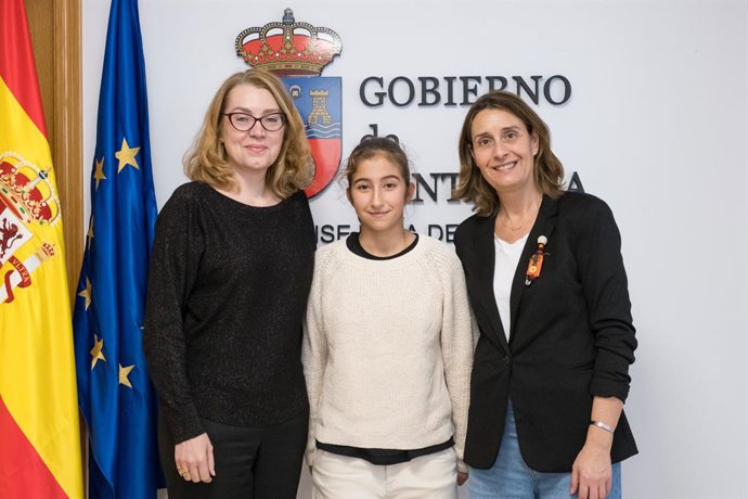 La consejera de Deporte, Eva Guillermina Fernández, recibe a Eloísa Barreda, campeona de tenis de mesa del Torneo Internacional MEDITERRANEAN CUP U12