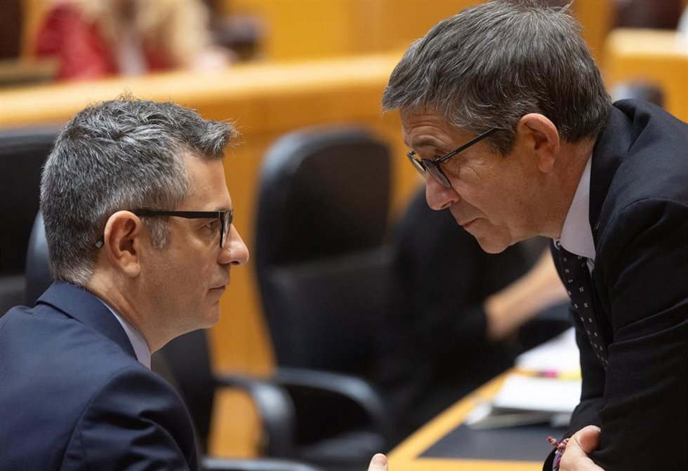 El ministro de la Presidencia, Relaciones con las Cortes y Justicia, Félix Bolaños (i) y el portavoz del PSOE en el Congreso, Patxi López (d).