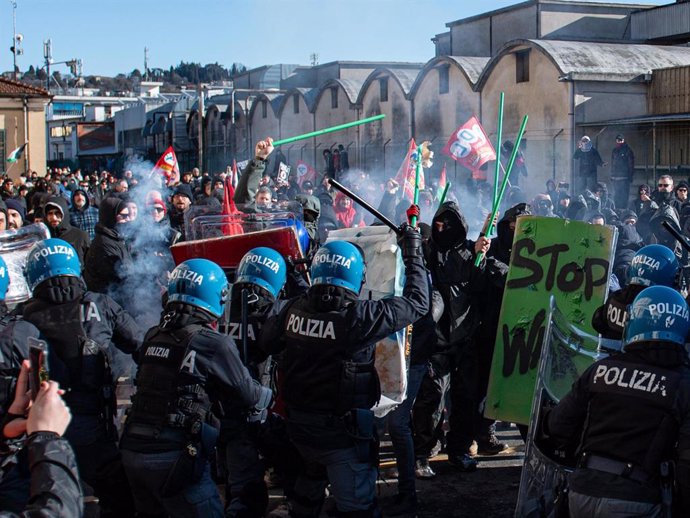 January 20, 2024, Vicenza: Police and demonstrators face each other during the march organized by social centers to protest against the presence of Israeli workers at the VicenzaOro Fair in Vicenza, Italy, 20 January 2024. Police clashed with demonstrat