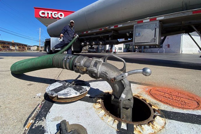 Archivo - April 21, 2022, Racine, Wisconsin, USA: ANDREW COLLIER delivers gas to a Citgo gas station and convenient mart in Racine, Wisconsin Thursday April 21 2022.The price for regular was $3.89 per gallon. While prices were briefly $4.07 in the area, t
