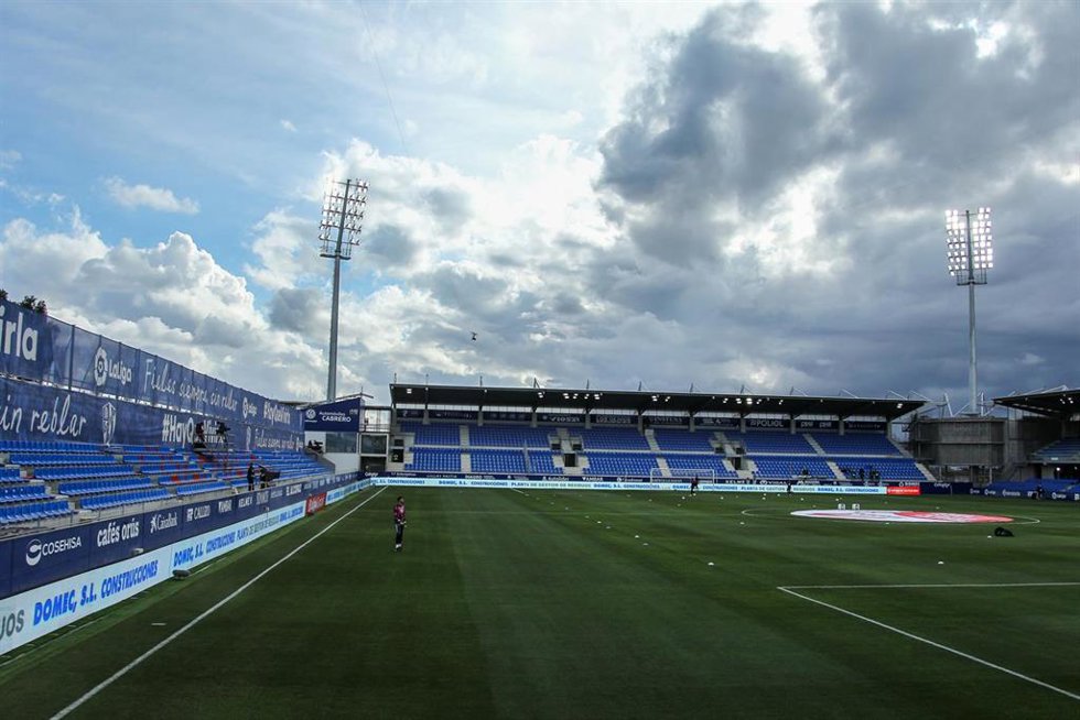 Archivo - Panoramic view of El Alcoraz during La Liga football.