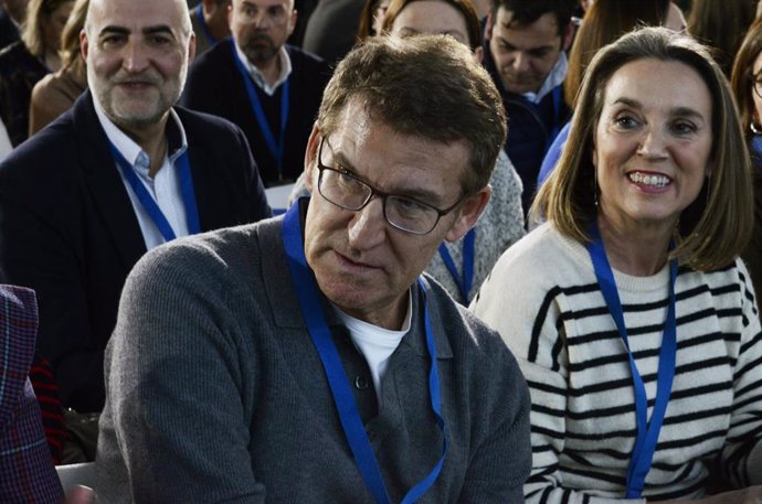 El presidente del Partido Popular, Alberto Núñez Feijóo y la secretaria general del Partido Popular, Cuca Gamarra, a su llegada a la XXVI Jornada Interparlamentaria Popular en ExpoOurense, a 20 de enero de 2024, en Ourense, Galicia (España). 