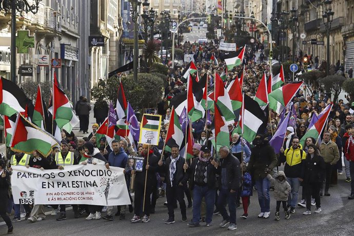 Decenas de personas con banderas palestinas durante una manifestación en apoyo a Palestina, a 20 de enero de 2024, en Vigo, Pontevedra, Galicia (España). 
