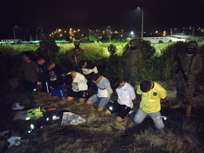 Militares detienen a sospechosos en Ecuador