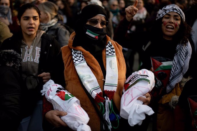 Una manifestant simbolitza els nens morts a Gaza