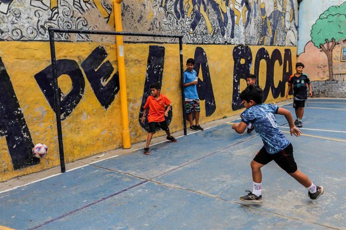 Archivo - Niños jugando en el barrio de La Boca, en Buenos Aires