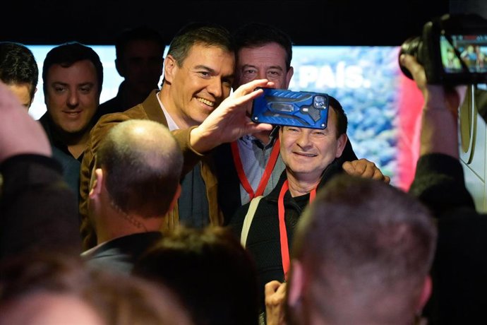 Archivo - El presidente del Gobierno, Pedro Sánchez, y el candidato del PSdeG a presidir la Xunta de Galicia, José Ramón Gómez Besteiro, durante la convención política del PSOE, a 20 de enero de 2024, en A Coruña, Galicia (España).