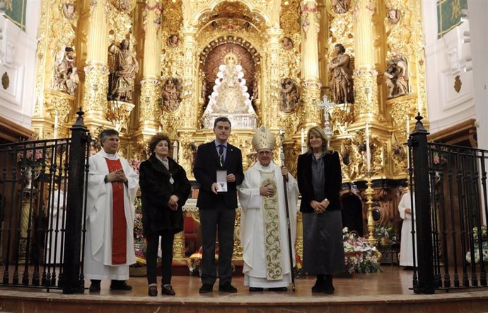La alcaldesa de Huelva, Pilar Miranda, ha hecho entrega de la Medalla de Huelva a la Virgen del Rocío en el transcurso de una eucaristía oficiada por el obispo de Huelva, Santiago Gómez Sierra, en el Santuario de aldea almonteña.
