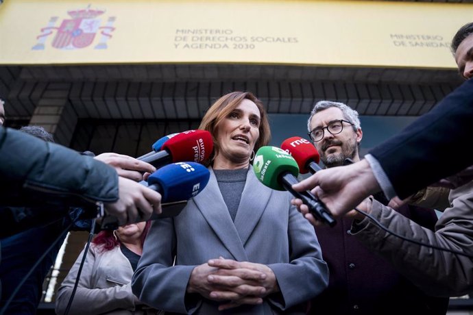 La ministra de Sanidad, Mónica García, ofrece unas declaraciones a la prensa, tras su visita a los aspirantes que se presentan al examen MIR, en el Ministerio de Sanidad, a 20 de enero de 2024, en Madrid (España). 