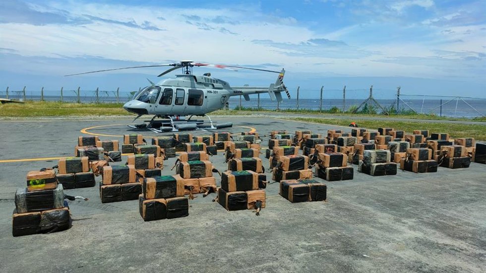 Las FFAA Ecuador localizan un semisumergible con más de tres toneladas de clorhidrato de cocaína  a 32 millas náuticas de Esmeraldas.