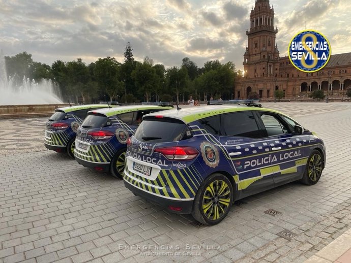 Vehículos de la Policía Local en la Plaza de España.
