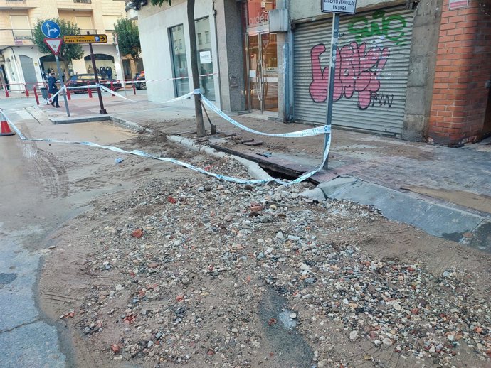 Archivo - El Ayuntamiento trabaja en la reparación de varias tuberías de agua en las calles Lardero, Belchite y Villamediana