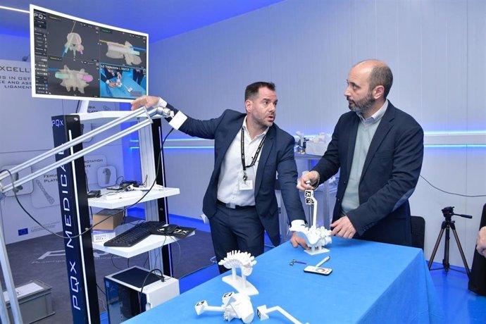 El director del Info, Joaquín Gómez, visitó esta semana la empresa de tecnología médica Planificación y Navegación Quirúrgica.