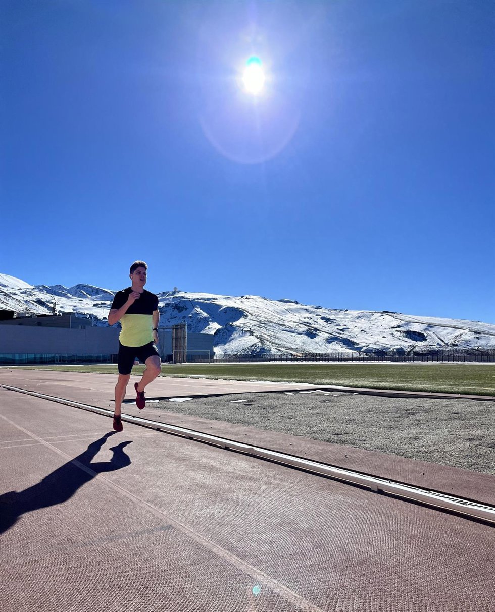 El atleta Alberto Guerrero en las instalaciones del CAR de Sierra Nevada.