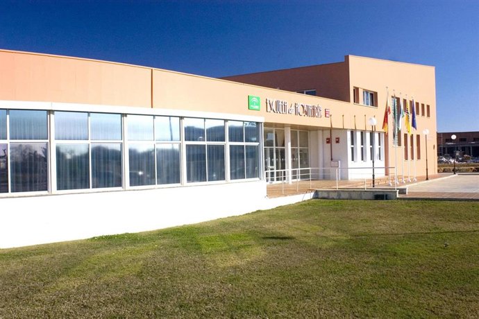 Fachada de la Escuela de Hostelería de Islantilla, en Lepe (Huelva).