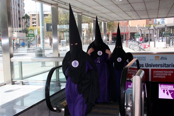 Archivo - Nazarenos en las instalaciones del Metro de Sevilla en una imagen de archivo de la Semana Santa. 