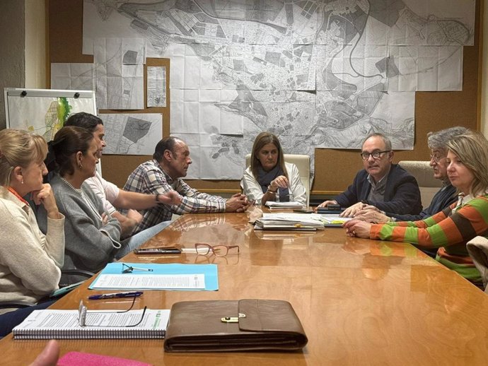 La concejal de Urbanismo del Ayuntamiento de Jaén, Carmen Colmenero, ha mantenido una reunión con las diferentes comunidades de propietarios que conforman la asociación de vecinos 'Jabalcuz'.