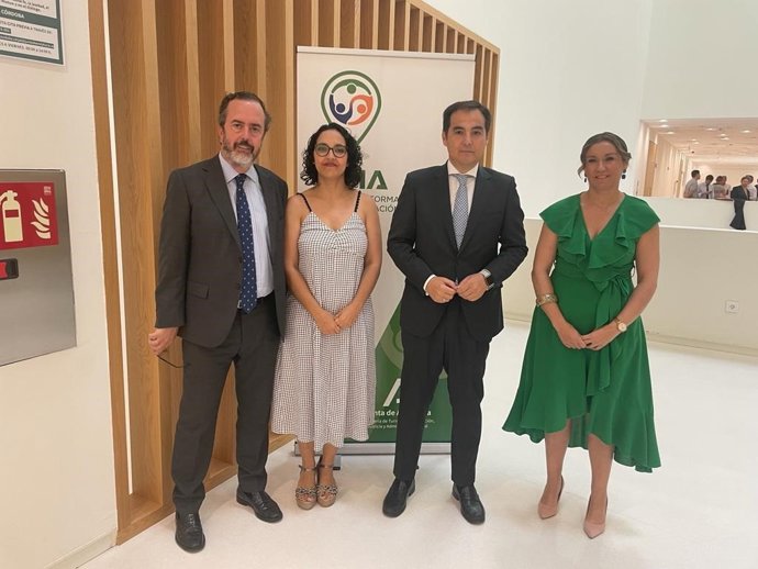 El consejero de Justicia, en el centro, en su visita al PIMA de Córdoba.