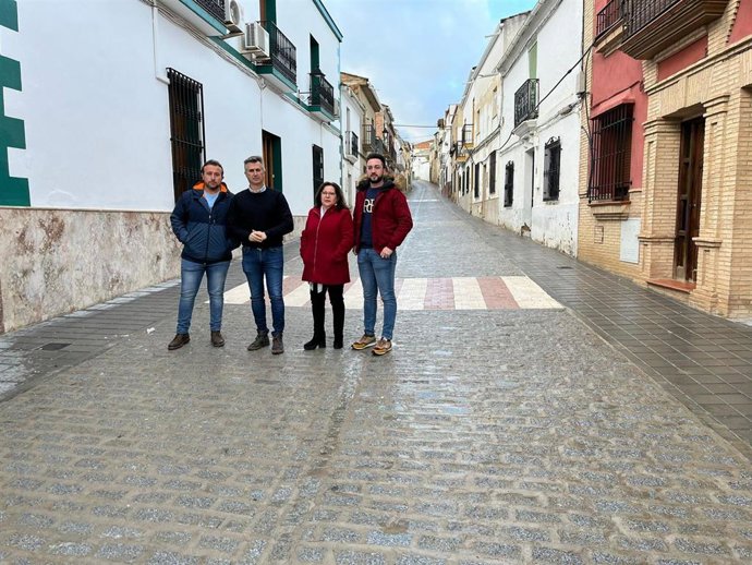 El diputado de Infraestructuras Municipales, José Luis Agea, ha visitado en el municipio de Lahiguera las actuaciones de mejora en la calle Ramón y Cajal ejecutadas con cargo al Programa de Fomento del Empleo Agrario (PFEA) de 2022.