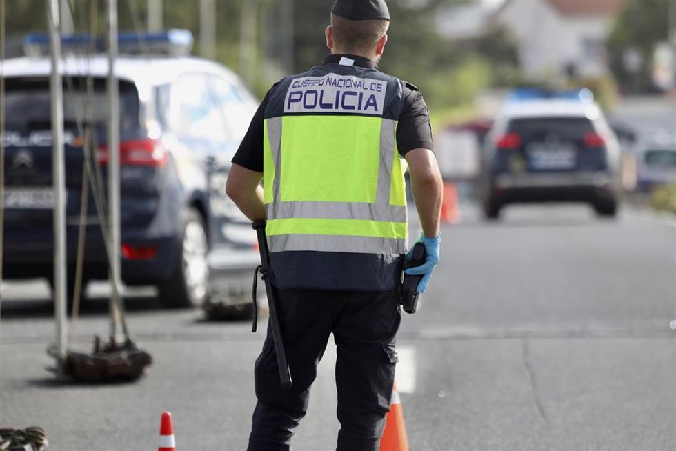 Archivo - Un agente de la Policía Nacional durante un control policial en Guizpúzcoa