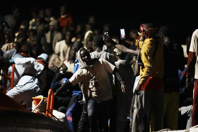Archivo - Varias personas se hacen fotografías a su llegada al muelle de La Restinga, a 4 de noviembre de 2023, en El Hierro, Islas Canarias (España). 