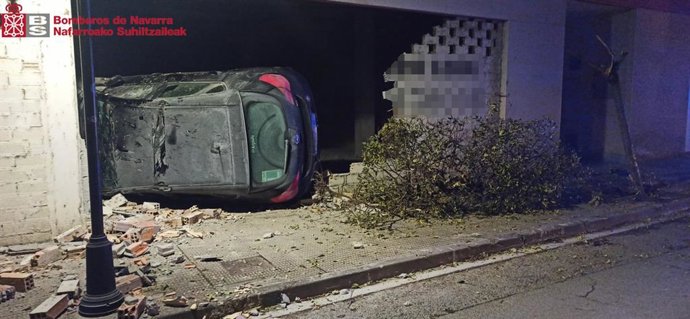 Coche empotrado contra un edificio en Sangüesa.