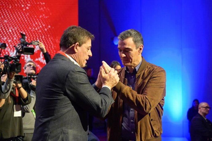 El presidente del Gobierno, Pedro Sánchez (d), y el candidato del PSdeG a presidir la Xunta de Galicia, José Ramón Gómez Besteiro (i) se dan la mano a su llegada a la clausura de la convención política del PSOE, a 21 de enero de 2024, en A Coruña, Galic