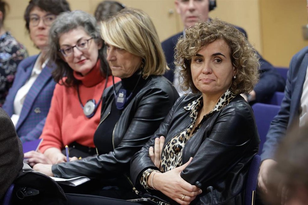 Archivo - La líder del PP en el Parlamento Europeo, Dolors Montserrat (d), en la oficina del Parlamento Europeo en Barcelona, a 20 de diciembre de 2023, en Barcelona, Catalunya (España). 