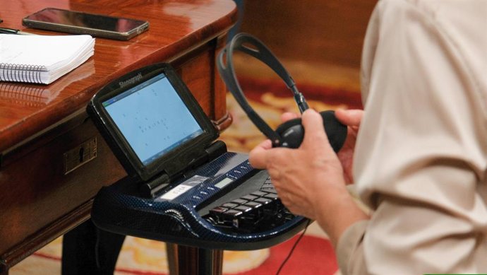 Archivo - Sistema de traducción simultánea en el Congreso.