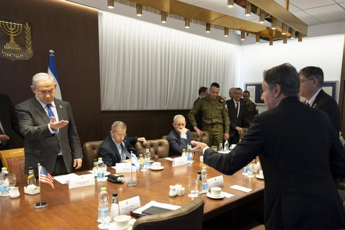 Archivo - November 30, 2023, Tel Aviv, Israel: U.S Secretary of State Antony Blinken, right, and Israeli Prime Minister Benjamin Netanyahu, left, both invite each other to sit before the start of a meeting with the Israeli War Cabinet, to discuss the wa