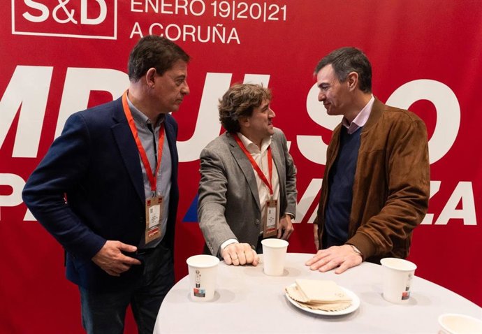 Eneko Andueza, en el centro, junto a Pedro Sánchez y José Ramón Gómez Besteiro