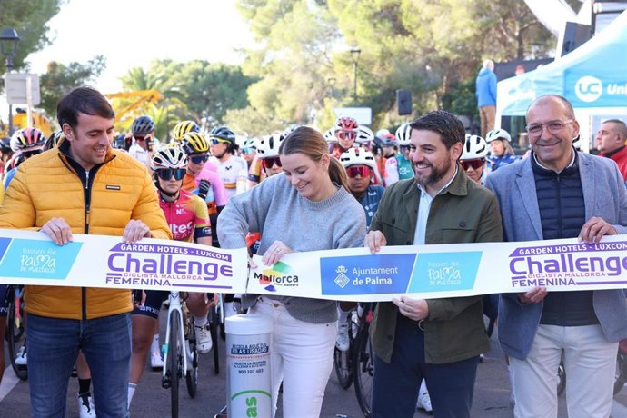 La presidenta del Govern, Marga Prohens, corta la cinta de la Challenger Ciclista Mallorca Femenina