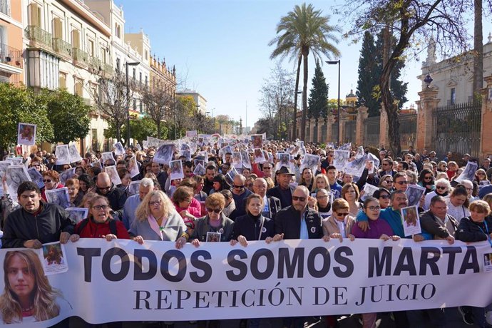 Archivo - Imagen de archivo de una manifestación para exigir la repetición del juicio por el caso Marta del Castillo 