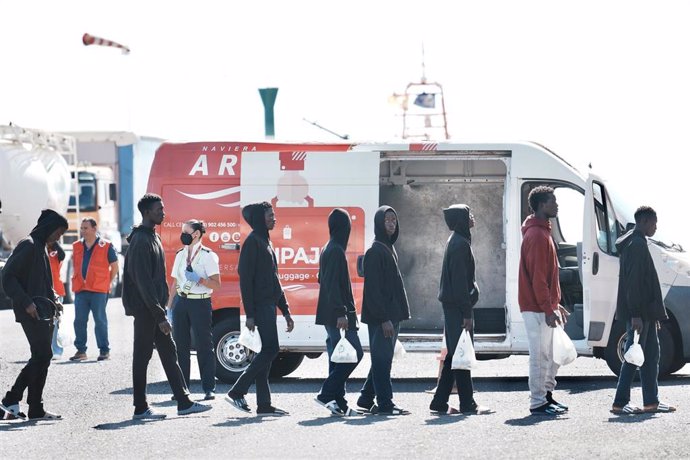 Archivo - Varios migrantes hacen cola para subir a un ferry  hacia Tenerife desde El Hierro, a 3 de noviembre de 2023, en El Hierro, Santa Cruz de Tenerife, Canarias (España).