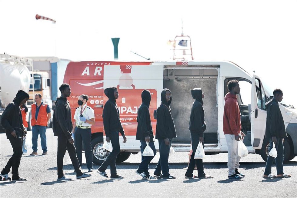 Archivo - Varios migrantes hacen cola para subir a un ferry hacia Tenerife desde El Hierro, a 3 de noviembre de 2023, en El Hierro, Santa Cruz de Tenerife, Canarias (España).