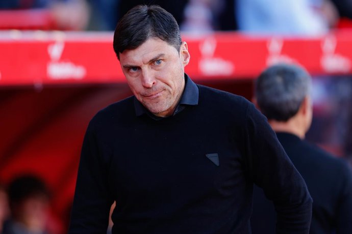 Archivo - Alexander Medina, head coach of Granada CF, during the Spanish league, La Liga EA Sports, football match played between Granada CF and Athletic Club at Nuevo Los Carmenes stadium on December 10, 2023, in Granada, Spain.