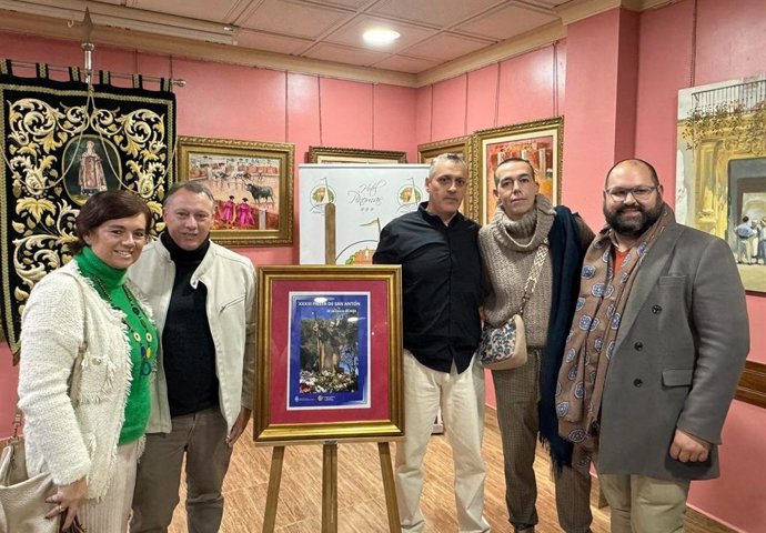 El teniente de alcalde de Fiestas del Ayuntamiento de El Puerto de Santa María, David Calleja, ha descubierto el cartel anunciador de la XXXIII Fiesta de San Antón, una fotografía de Miguel Naveiro que muestra la imagen del Santo en plena romería.
