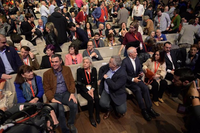 La vicepresidenta primera del Senado y presidenta del PSOE, Cristina Narbona (1i), y el presidente del Gobierno, Pedro Sánchez (2i), a su llegada a la clausura de la convención política del PSOE, a 21 de enero de 2024, en A Coruña, Galicia (España).